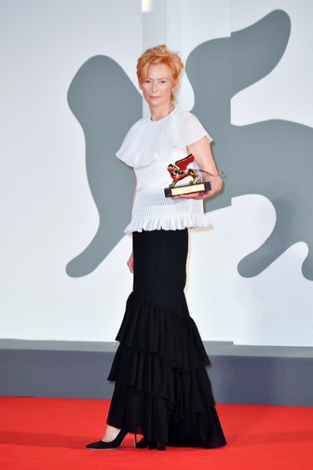 Tilda Swinton riceve il Leone d’Oro